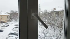 What to do if the handle on a plastic window does not close in the vertical position? Adjusting a window in 2 minutes